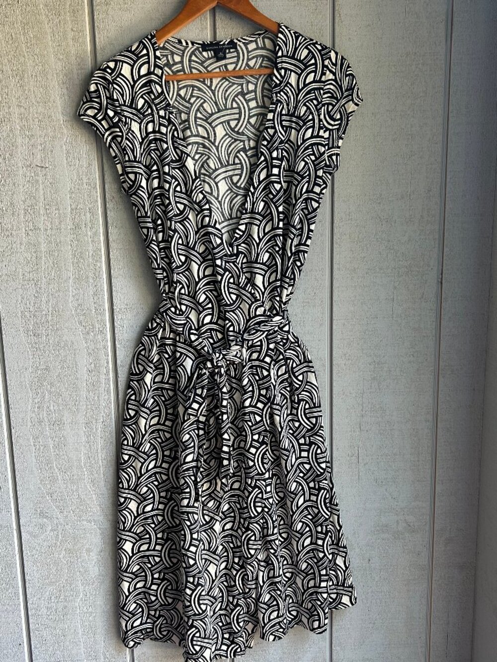 Banana Republic Short Sleeved Silk Blend Black & White Print Wrap Dress Size M - Picture 2 of 10